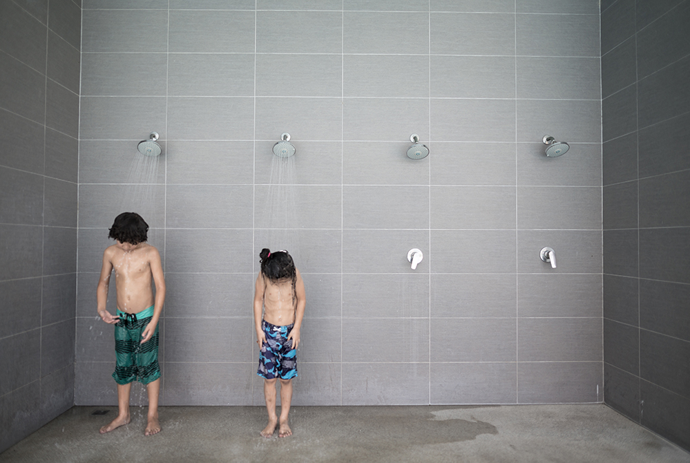 decoratieve afbeelding van Douchen vóór het zwemmen